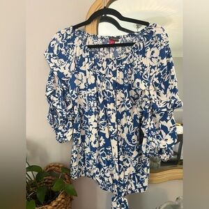 Vince Camuto Blue & White Floral Peasant Blouse (XS)